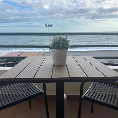 Maravilloso En Primera Linea De Playa Con Vistas Al Mar En 2 C Caleta De Velez